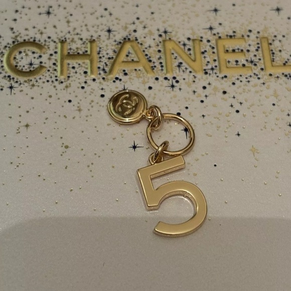 Gold Chanel 💖💖 No 5 Charm Holiday Christmas Brand New 2023 - Picture 2 of 3